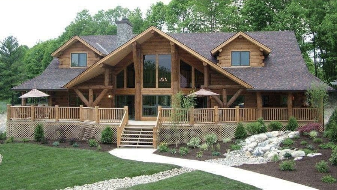 Log home built by Ravencraft, model home exterior